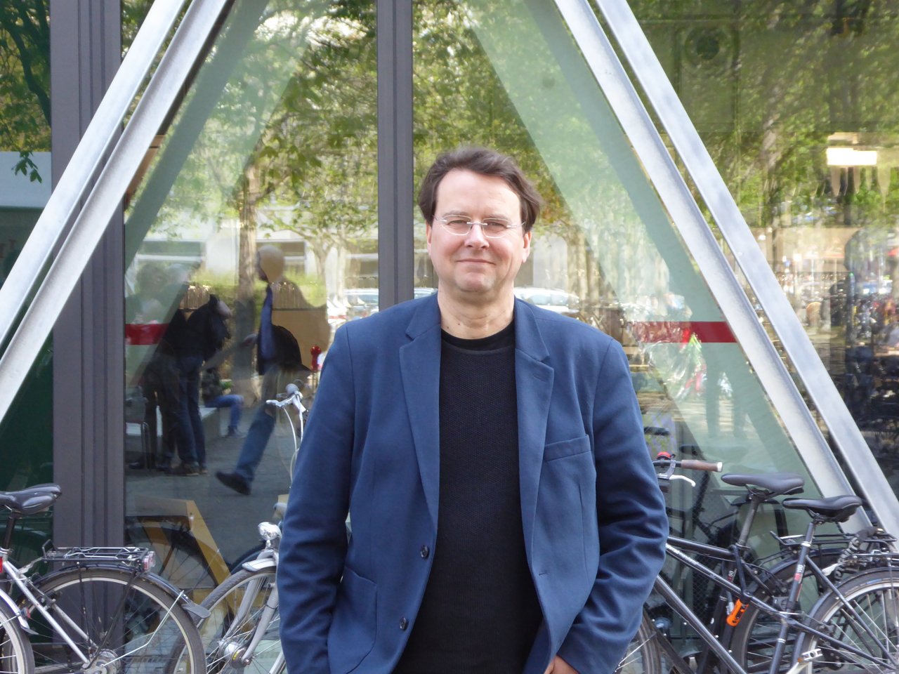 Martin Unfried vor dem Gebäudes der taz in der Friedrichstraße 21, 10969 Berlin