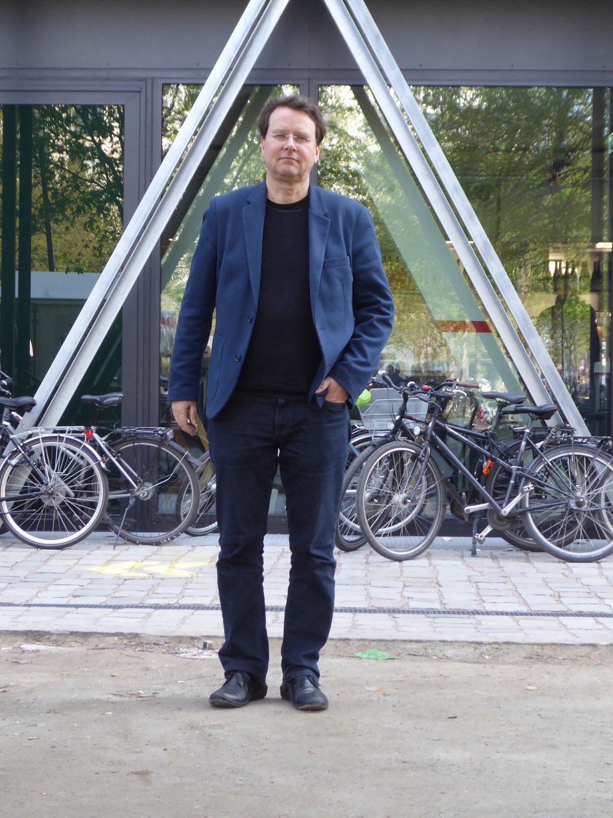 Martin Unfried vor dem Gebäudes der taz in der Friedrichstraße 21, 10969 Berlin