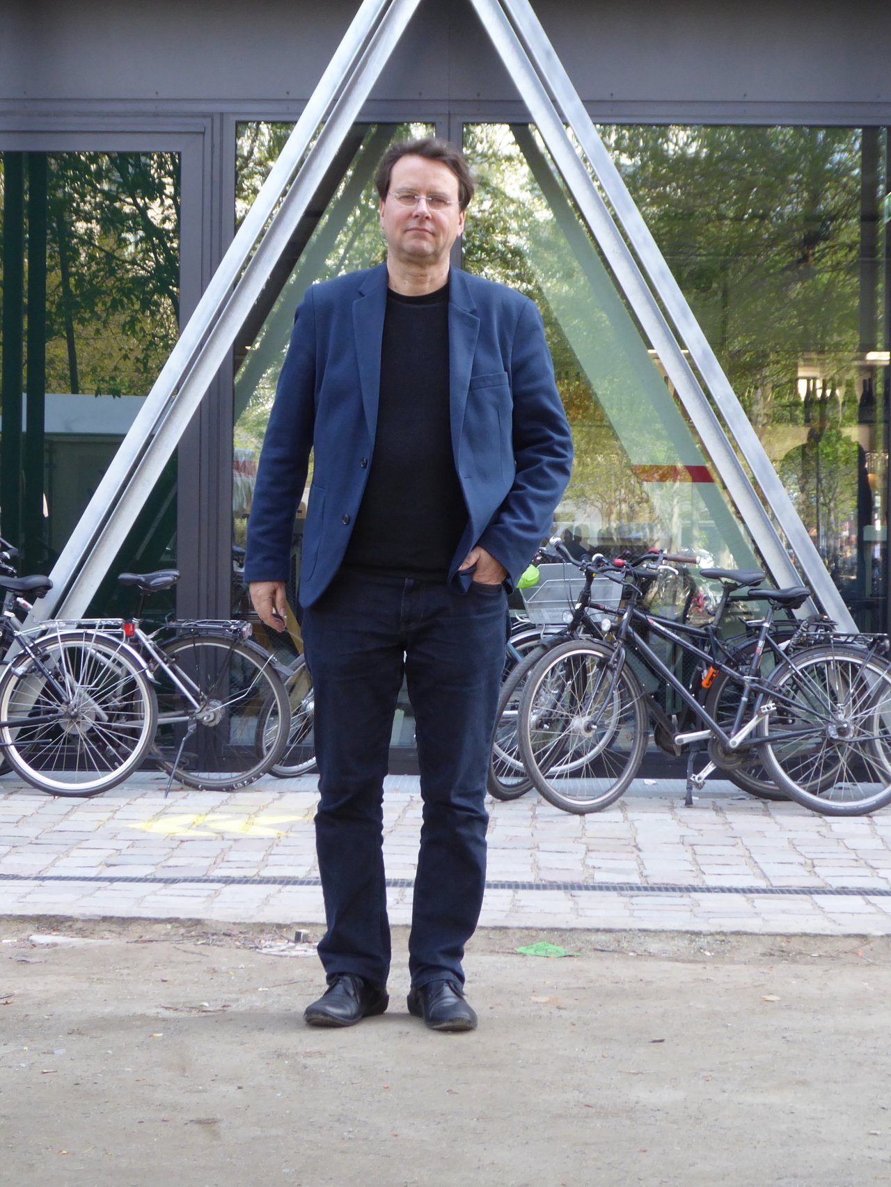 Martin Unfried vor dem Gebäudes der taz in der Friedrichstraße 21, 10969 Berlin