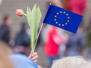 Foto: © Raimond Spekking / CC BY-SA 4.0 (via Wikimedia Commons), PulseOfEurope Cologne 2017-02-19-9925, Zuschnitt, https://w.wiki/B2nb