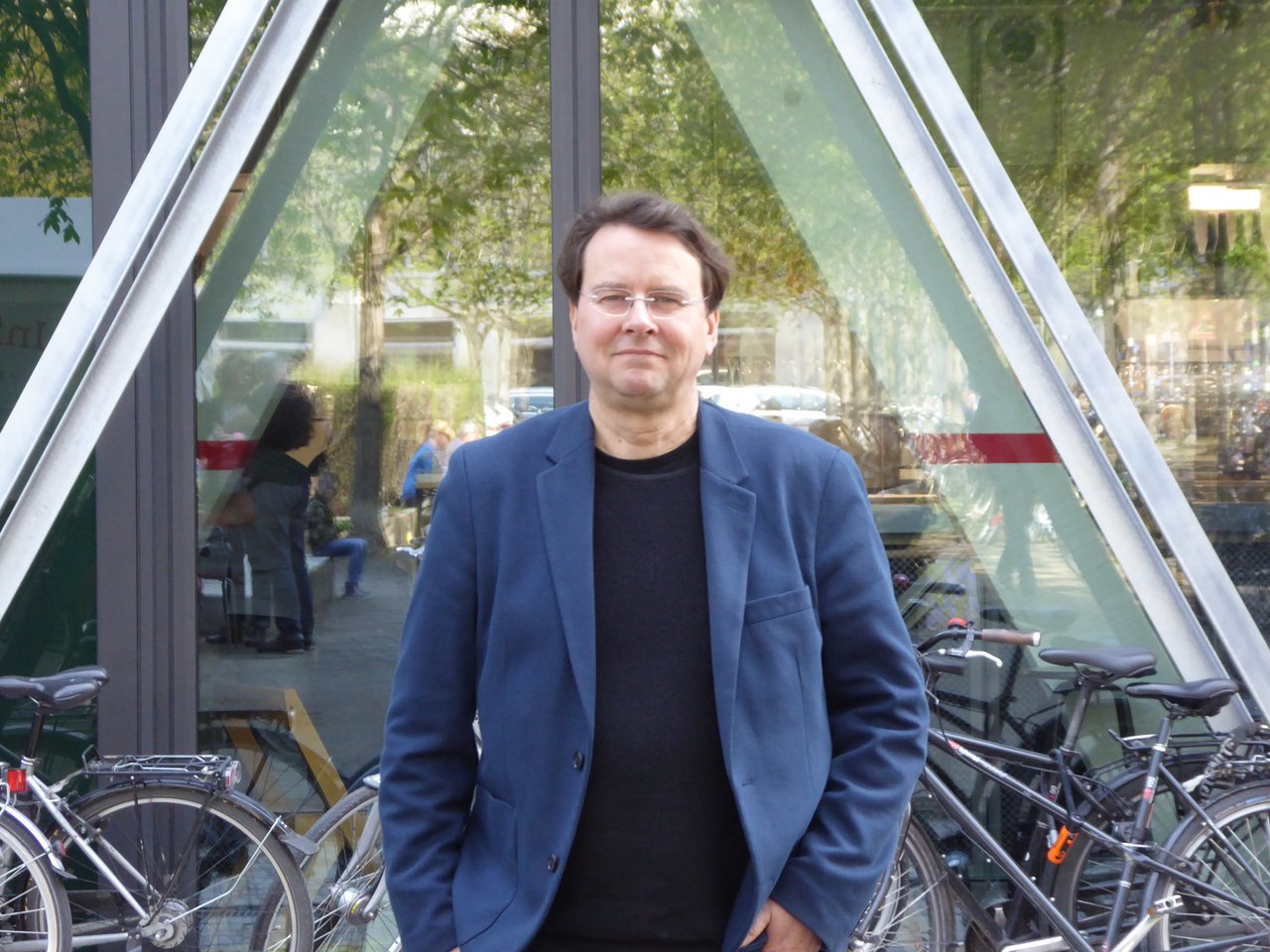 Martin Unfried vor dem Gebäudes der taz in der Friedrichstraße 21, 10969 Berlin