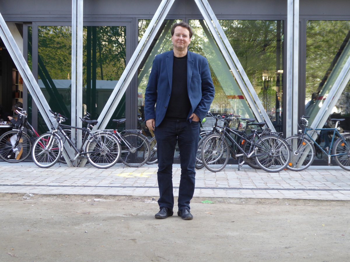 Martin Unfried vor dem Gebäudes der taz in der Friedrichstraße 21, 10969 Berlin