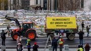 Stefan Müller (climate stuff) from Germany, Klimaschutz ist unser Recht! -Klimaklage (50845333111), https://w.wiki/6ZCy, Zuschnitt, CC BY 2.0